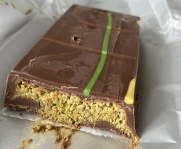 Дубайський шоколад Coral Chocolatier з фісташковою начинкою та катаїфі 200г