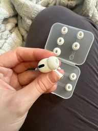 Набір силіконових амбушюр у трьох розмірах S/M/L для навушників Airpods Pro у футлярі, 6 пар, білі "P" (92344449) фото від покупців 2