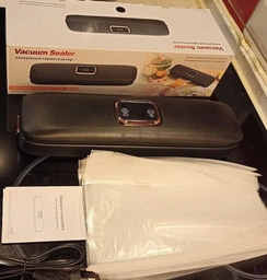 Вакуумний пакувальник для дому кухні з ножем різаком Vacuum Sealer вакууматор для їжі продуктів харчування сухих та вологих овочів та м'яса прилад для пакування харчів вакуумні пакувальники комплект гофровані пакети 10 шт HZ-001