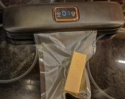 Вакуумний пакувальник для дому кухні з ножем різаком Vacuum Sealer вакууматор для їжі продуктів харчування сухих та вологих овочів та м'яса прилад для пакування харчів вакуумні пакувальники комплект гофровані пакети 10 шт HZ-001 фото від покупців 1