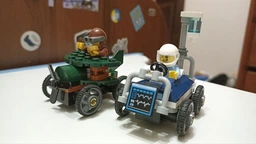 Конструктор LEGO City Літак проти лікарняної ліжки (60459)