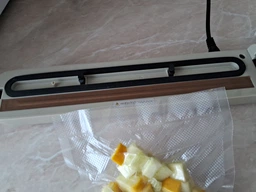 Вакууматор для харчових продуктів з LCD дисплеєм Vacuum Sealer 110 Вт, автоматичний побутовий вакуумний пакувальник для зберігання їжі, пакування овочів, фруктів та м’яса, від мережі Білий фото від покупців 5