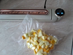 Вакууматор для харчових продуктів з LCD дисплеєм Vacuum Sealer 110 Вт, автоматичний побутовий вакуумний пакувальник для зберігання їжі, пакування овочів, фруктів та м’яса, від мережі Білий фото від покупців 4