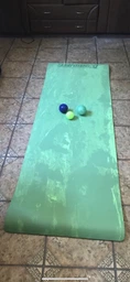 Каучуковый массажный мячик YogaLife 6.5 см салатовый (мяч для МФР и йоги, мячик-массажер для спины, ног, рук, шеи и стоп) YL-KM65-S