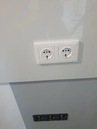 Розетка Legrand SUNO 2К+З 16А 250В винтовые клеммы Слоновая кость (721225)