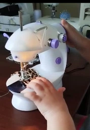 Портативная швейная машинка Sewing machine с 2 режимами скоростей Бытовая электрическая мини-машинка для шитья с подсветкой от сети + Педаль фото от покупателей 1