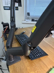 Кронштейн-подставка для двух мониторов North Bayou NB F160 VESA 17" - 27" настольный с 3D регулировкой и функцией PIVOT Черный фото от покупателей 6