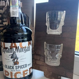 Алкогольный напиток на основе Карибского рома Captain Morgan Spiced Black 0.7 л 40% + 2 чарки (4820178650533_G) фото от покупателей 9