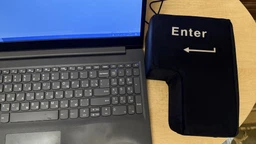 Большая кнопка-подушка "Enter" антистресс с кабелем USB для ноутбука / ПК, черная "P" (92597122)