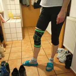 Спортивний бандаж колінного суглоба, наколінник еластичний з фіксувальним ремнем (1шт) SP-Sport ST-2502 (поліамід, спандекс, розмір L, сірий-салатовий) фото від покупців 7