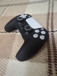 Якісний рельєфний силіконовий чохол White для геймпада DualSense Sony PlayStation 5 (PS5) + антиковзні накладки на стіки фото від покупців 1