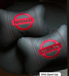 Автомобільна подушка АвтоХоп на підголовник з червоним логотипом Nissan