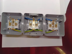 Розетка потрійна із заземленням зовнішня з кришкою графіт IP54 сіра [4668108] RHE-3s-SRG ETI