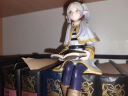 Коллекционная фигурка аниме Furyu Sousou 14 см из ПВХ пластика, статуэтка в сидячей позе для полки Фрирен фото от покупателей 3