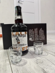 Алкогольный напиток на основе Карибского рома Captain Morgan Spiced Black 0.7 л 40% + 2 чарки (4820178650533_G) фото от покупателей 5