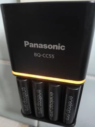 Зарядний пристрій для акумуляторів АА/ААА Panasonic Smart-Quick Charger + 4 AA 2500 мАгод (K-KJ55HCD40E)