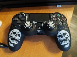 Защитный силиконовый чехол Scull (Black/White) для геймпада Sony DualShock (PS4) + накладки на стики фото от покупателей 1