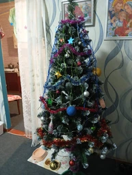 Штучна ялинка новорічна лісова Лідія з білими кінчиками засніжена святкова 1 метр на підставці з екологічного ПВХ довговічна зелена з ефектом снігу
