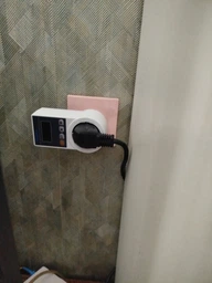 Реле напруги 220W TAXNELE в розетку, захист від перепадів відсікач напруги з LCD дисплеєм