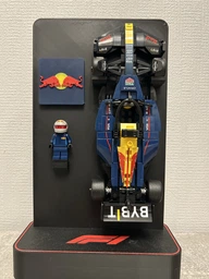Стенд Підставка для Конструктора LEGO Speed Champions Болід F1 Oracle Red Bull Racing RB20 (77243) Ред Бул Рейсінг Формула 1 2024 - Чорний/Червоний фото від покупців 3