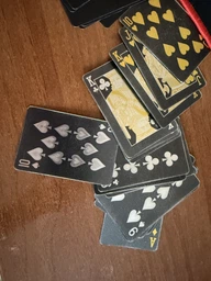 Карты игральные Pocker пластиковые черно-золотые, износостойкие водонепроницаемые с высокой гибкостью и прочностью фото от покупателей 2