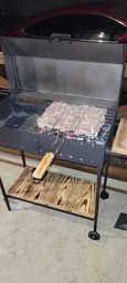 Мангал-барбекю на 12 шампуров 5 мм на колесиках со съемными ножками и деревянными полками с решеткой-гриль, совком и кочергой