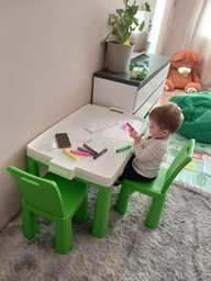 Дитячий ігровий столик зі стільцями пластиковий стіл і 2 стільці табурети легкий стійкий мийний для малювання та навчання дітей 2–8 років прямокутний комплект дитячих меблів із міцного безпечного пластику зі знімними спинками для дому та дитячого садка