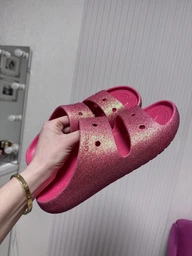 Женские шлепанцы для пляжа Crocs Classic Iridescent Glttr Sdl 2 Dgf 210971-6ZQ 37-38 (M5/W7) 23 см Dragon Fruit (198445121937)