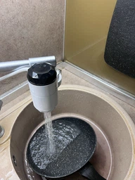 Проточный водонагреватель на кран 3000 Вт, мини-бойлер насадка с нагревом воды до 60°C и комплектом для установки, электрический водонагреватель для кухни и ванной Белый FXD-113-1 фото от покупателей 5