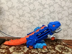 Динозавр-грузовик T-Rex на 12 машинок с трамплином и пусковым механизмом