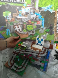 Дитячий конструктор Minecraft Гірська печера гра майнкрафт з LED підсвіткою ігровий набір з кубиків блоків фігурок тварин 587 деталей з печерою деревами лавою водою факелами та аксесуарами розвиваючий подарунок для творчості хлопчиків та дівчаток 66334 фото від покупців 3