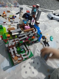 Дитячий конструктор Minecraft Гірська печера гра майнкрафт з LED підсвіткою ігровий набір з кубиків блоків фігурок тварин 587 деталей з печерою деревами лавою водою факелами та аксесуарами розвиваючий подарунок для творчості хлопчиків та дівчаток 66334 фото від покупців 2
