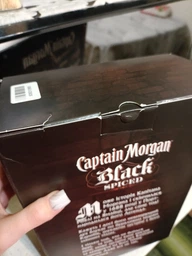 Алкогольный напиток на основе Карибского рома Captain Morgan Spiced Black 0.7 л 40% + 2 чарки (4820178650533_G) фото от покупателей 2
