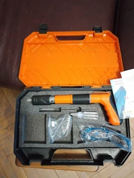 Ручний пневматичний цвяхозабивний пістолет у кейсі