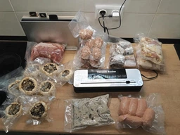 Вакууматор для продуктів та їжі 120 Вт із вбудованим різаком та сенсорним керуванням побутовий вакуумний пакувальний електричний автоматичний домашній + 10 пакетів у подарунок фото від покупців 2