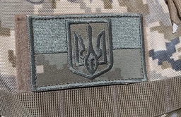 Шеврон патч на липучці Прапор України з тризубом, на кепку, оливковий на піксельному фоні, 5*8см.