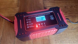 Зарядний пристрій для автомобільних акумуляторів 12V, портативна інтелектуальна зарядка для свинцево-кислотних акумуляторів Wet, MF, Gel, AGM з режимом Pulse Repair, для авто, мото та вантажних батарей, BC-006-Red