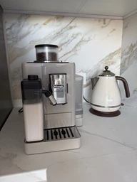 Кофемашина Delonghi Rivelia EXAM440.55.B + в подарок набор для кофемашин DeLonghi DLSC032 LatteCrema Cool Kit