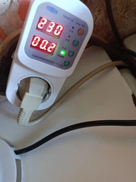 Реле напряжения Tomzn TOSVA-16 16A 220V, розеточная защита от перенапряжения и пониженного напряжения, с дисплеем