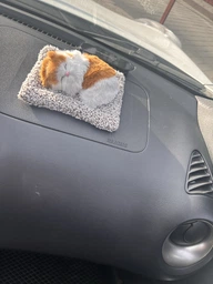 Іграшка котик goldencat на торпеду автомобіля фігурка кота декор в авто кімнату антистрес подарунок автолюбителю киця спить на килимку 17,5*14см