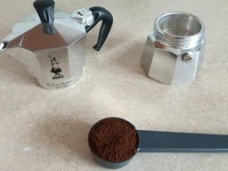 Кавоварка гейзерна Bialetti Moka Express (0.190 л – на 4 чашки) фото від покупців 3