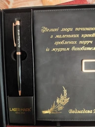Ежедневник для учителя с тиснением "Майбутнє людства" и ручка с гравировкой в подарочной упаковке фото от покупателей 1