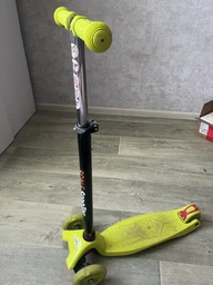 Детский трехколесный самокат Scooter MAXI со светящимися колесами, Green
