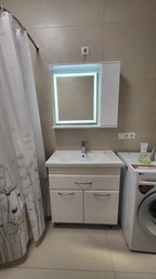 Зеркальный шкаф ШК21 с LED подсветкой 800х700х160 мм дверца справа фото от покупателей 1
