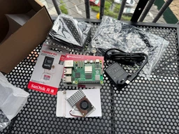 Мікрокомп'ютер Raspberry Pi 5 Starter Kit 1GB з корпусом, кулер з радіатором, micro SD 64gb, micro HDMI to HDMI 4K кабель, 27W блок живлення