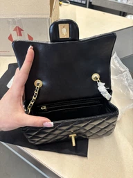Сумка кожаная с логотипом CHANEL Classic 11.12 Handbag с золотистой фурнитурою Черный