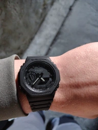 Чоловічий наручний годинник з яскравим LED підсвічуванням Casio G-Shock GA-2100-1A2ER