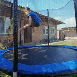 Батут SkyJump с защитной сеткой и лесенкой 8 ft, 252 см (SJ8ft252)