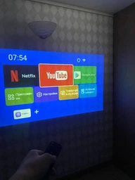 Проектор домашний кинотеатр LED портативный Wi-Fi Android 720P HD 120 ANSI люмен с автофокусом автокоррекцией трапеции голосовым управлением пультом с поворотом 180° для просмотра фильмов компактный для дома