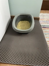 Коврик под туалет лоток для кота кошки ловушка для удержания наполнителя двусторонний двухслойный водонепроницаемый антискользящий устойчивый эластичный EVA-материал с ячеистой поверхностью мягкий гибкий 75x55 см черный (002334) фото от покупателей 2
